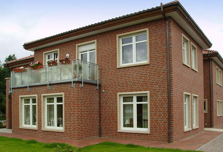 Budynki mieszkalne z cegły Wiesmoor jasnoczerwonej cieniowanej
