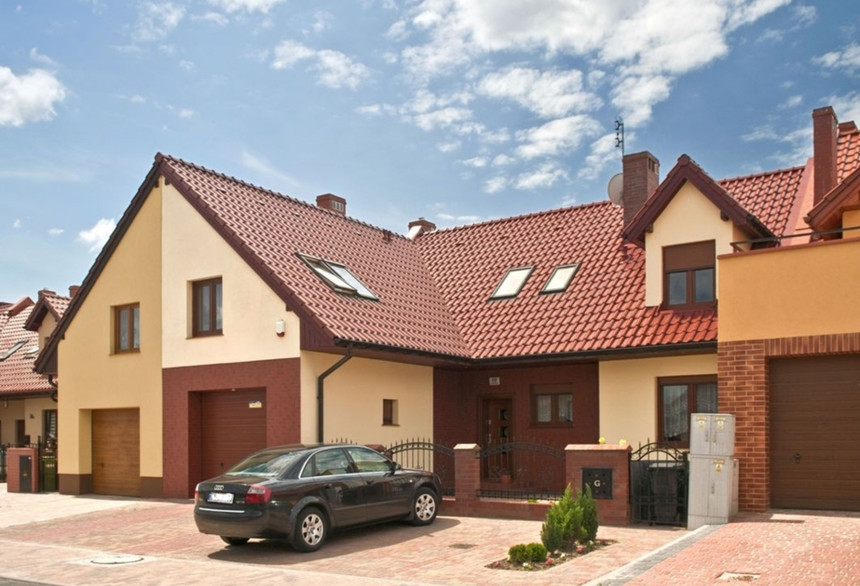 A multi-family house covered with chestnut engobe Monza tiles